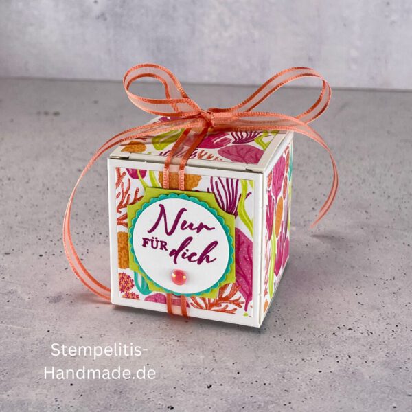 Handdekorierte Geschenkschachtel 5 cm mit maritimen Motiven, Geschenkbox mit Schleife in Grün, Detailansicht Geschenkschachtel Etikett „Nur für dich“, Geschenkschachtel mit bunter Meeresdekoration, Geschenkverpackung, Handgemachte maritime Schachtel mit Schleife